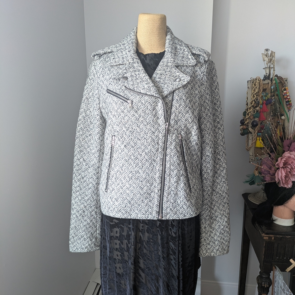 Gap Women's Gray Tweed Jacket Multi Zippers And Two Front Pockets.